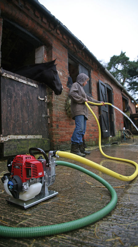 Pompe à eau légère utilisée par un modèle.