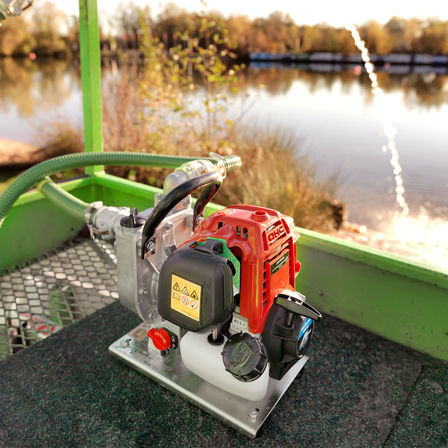 Vue rapproch&eacute;e d'une pompe l&eacute;g&egrave;re en cours d'utilisation.