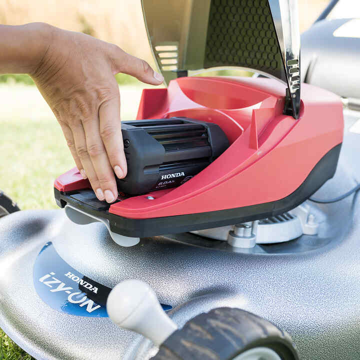 Homme utilisant un taille-haie sans fil