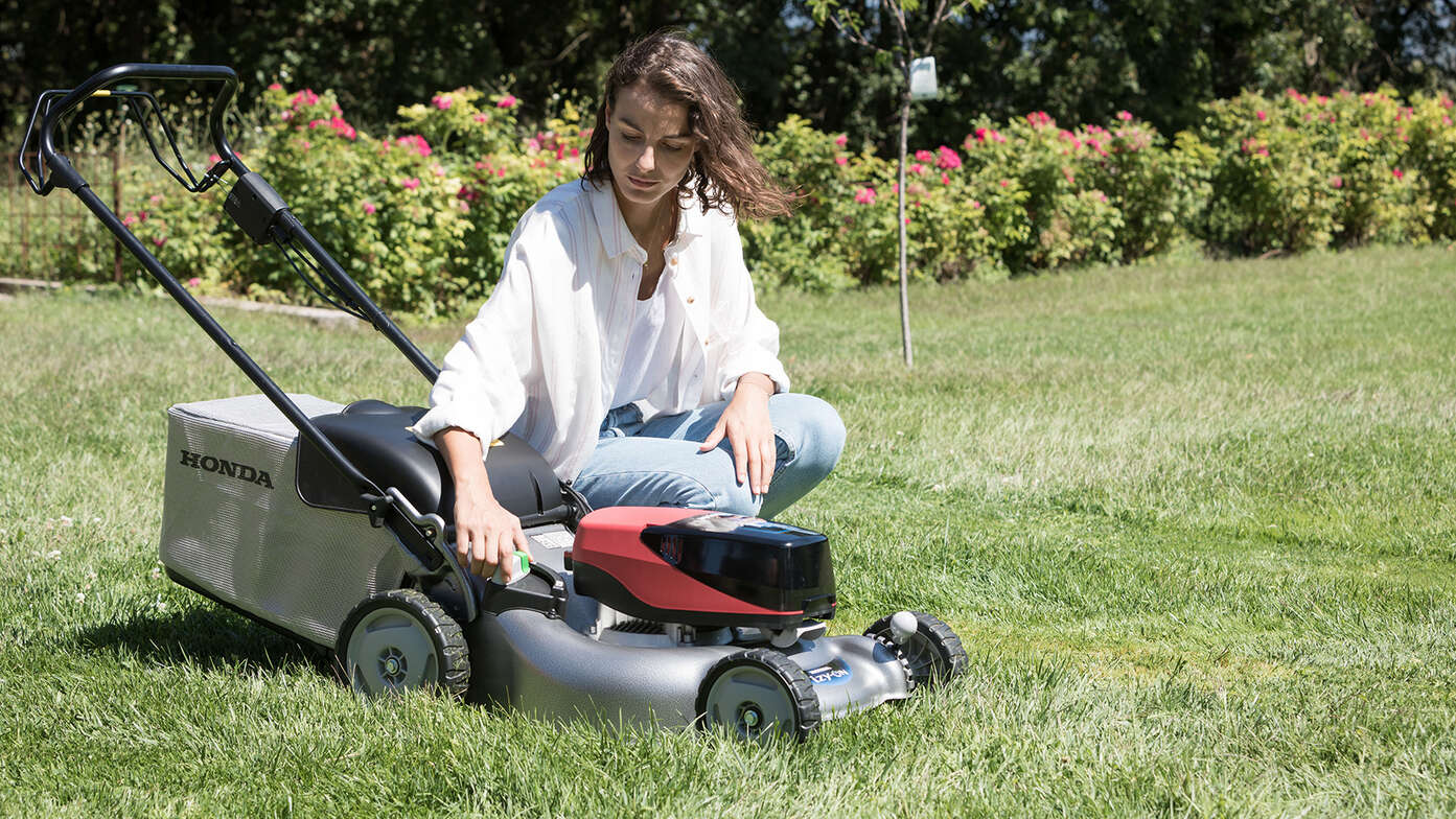 Femmes ajustant les commandes de l'IZY-ON