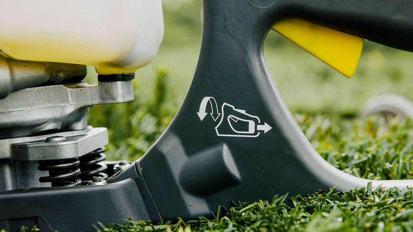 Gros plan sur le contacteur des taille-haies