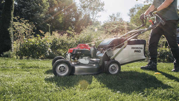 Vue latérale de la Honda HRH utilisée dans un jardin. 