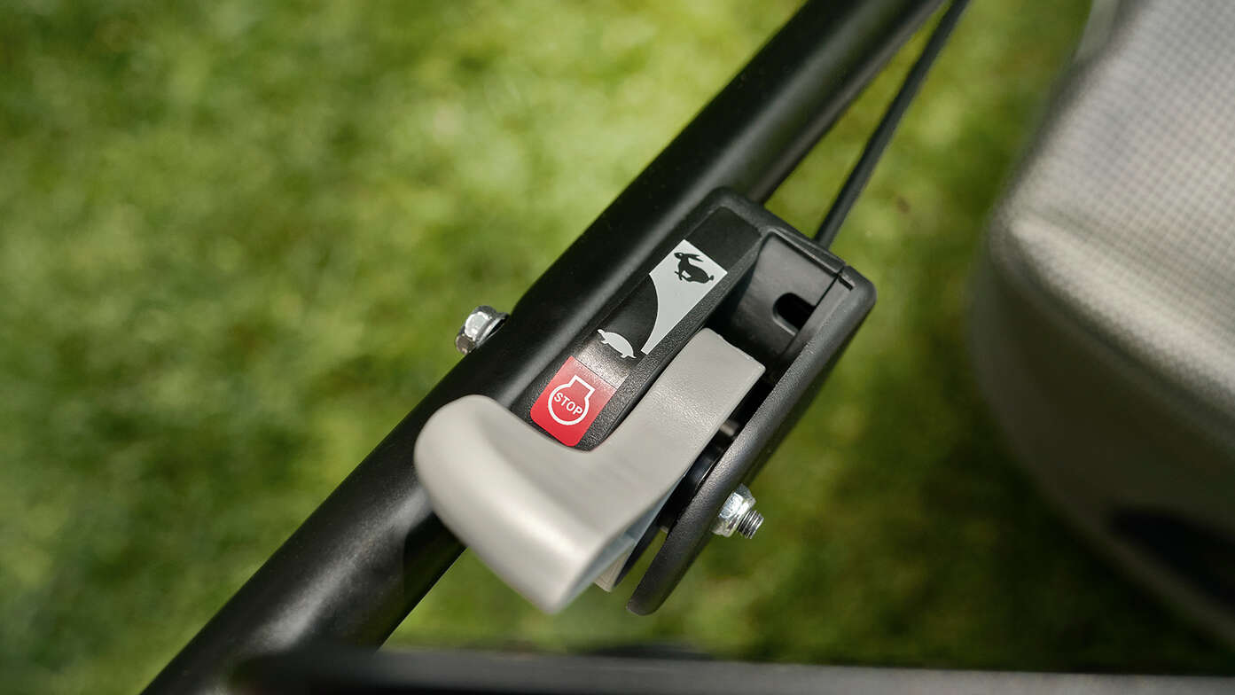 Gros plan de la transmission hydrostatique de la Honda HRN.