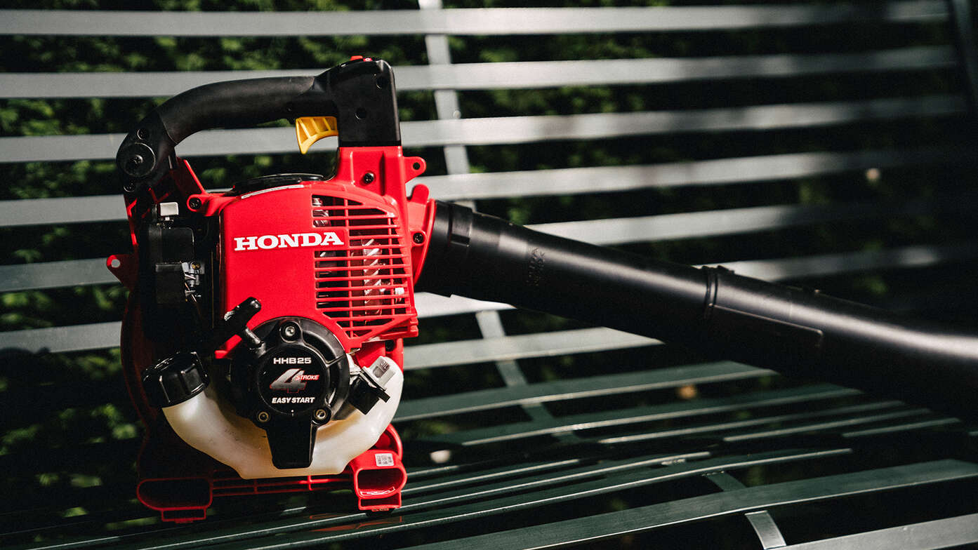 Gros plan sur le souffleur Honda sur un banc.