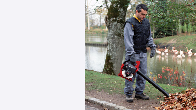 Souffleur de feuilles, utilisé par un démonstrateur, dans un jardin.