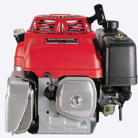 Gros plan du moteur de la tondeuse autoport&eacute;e.