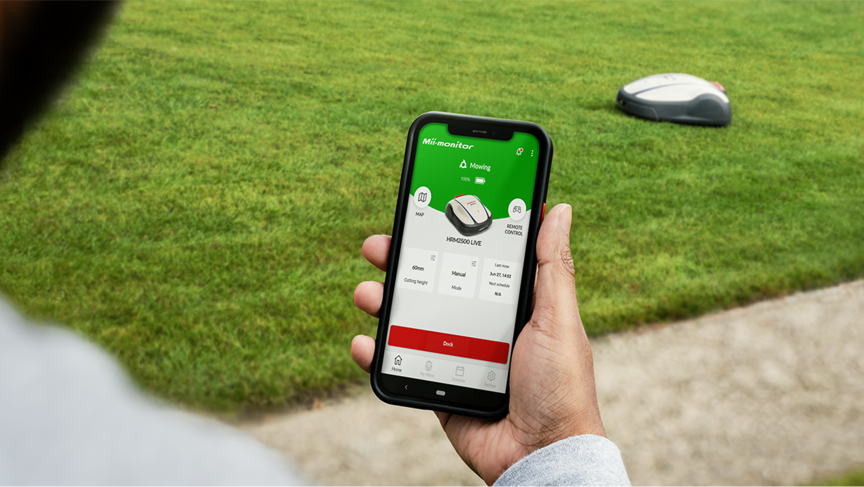 Personne tenant un téléphone, regardant une application