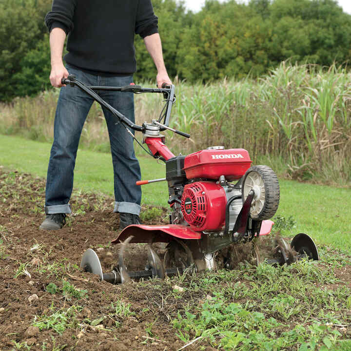 Motobineuse compacte dans un champ.