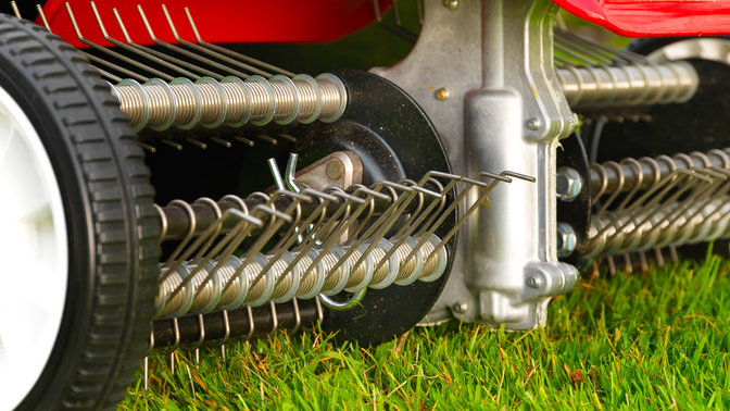 Gros plan du scarificateur, dans un jardin.