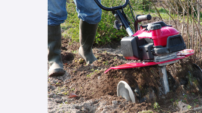 Motobineuse utilisée dans un jardin.