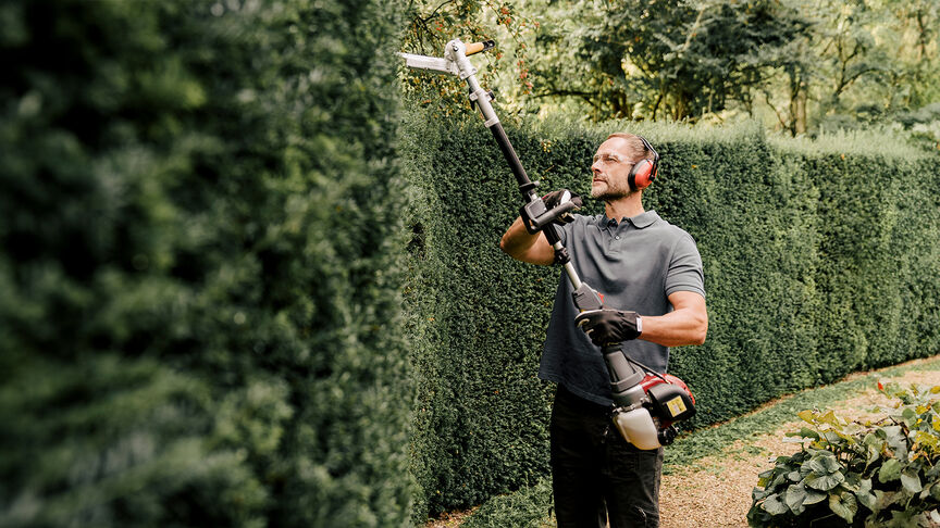 Homme utilisant Versatool avec un casque antibruit