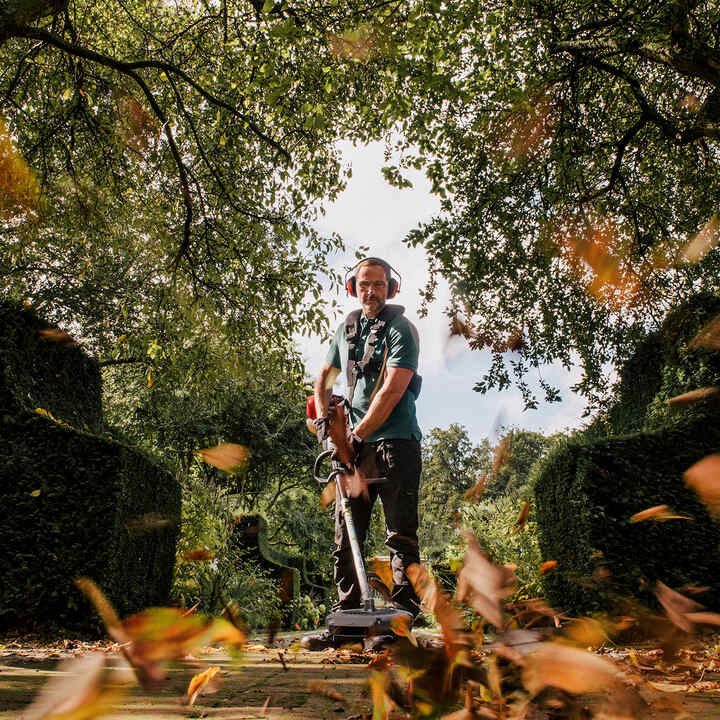 Homme utilisant le Versatool pour dégager des feuilles