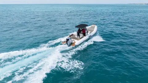 Modèles à l'arrière du bateau en mer avec moteur BF350.