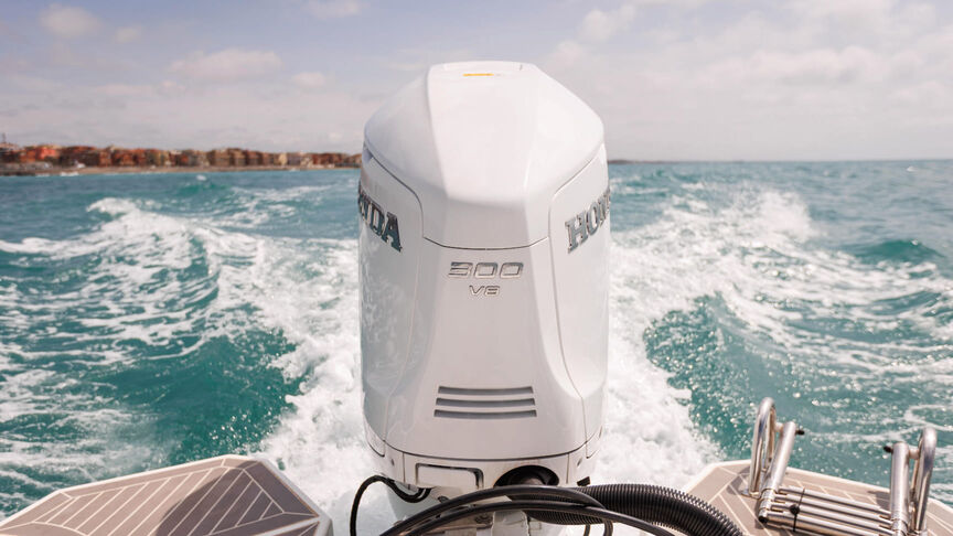 Gros plan d'un bateau équipé d'une boîte de vitesses BF350 en mer.