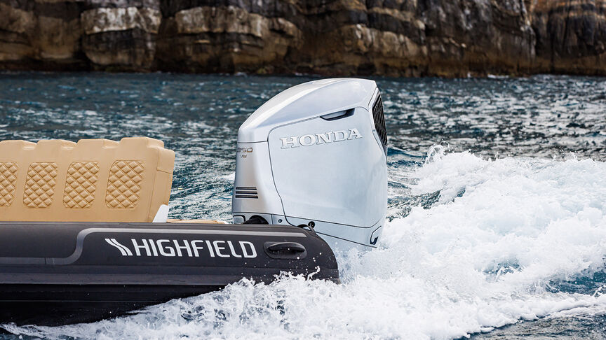 Gros plan d'un bateau équipé d'une boîte de vitesses BF350 en mer.