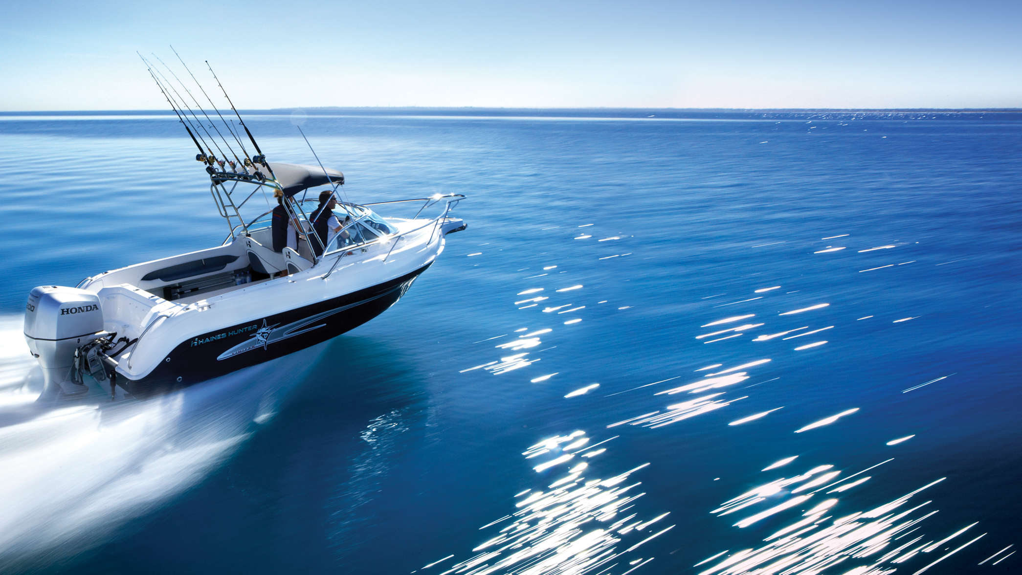 Démonstration des performances d'un bateau équipé d'un moteur Honda, idéal pour une navigation côtière.