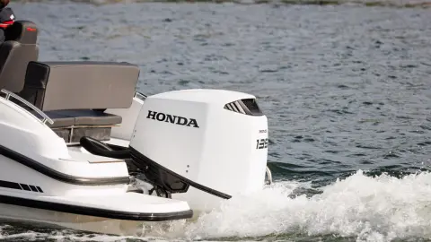 Couple sur bateau avec moteurs Honda BF135.