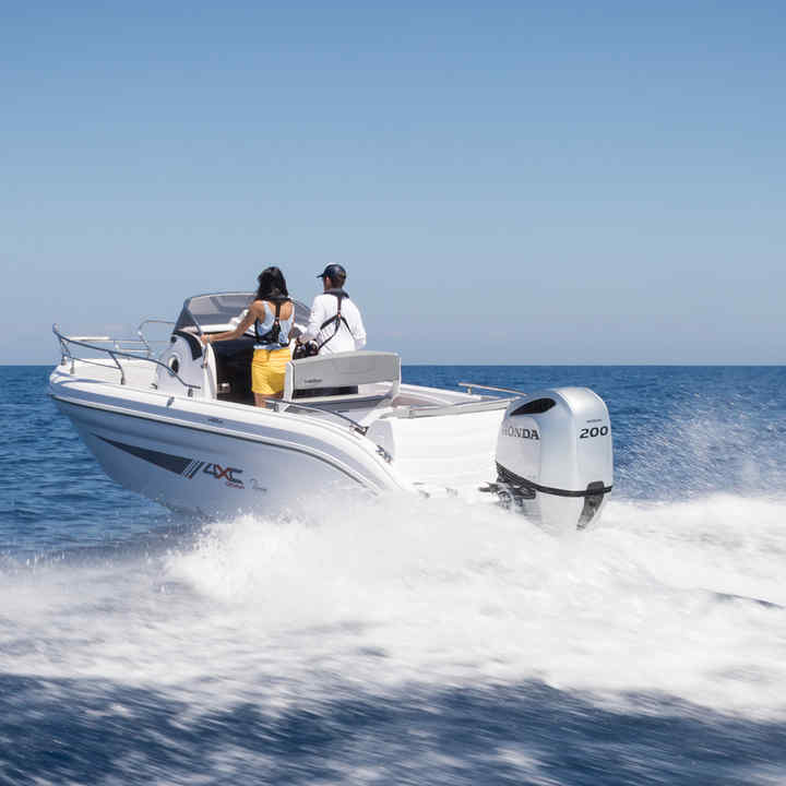 Bateau en mer équipé d'un moteur Honda V6.