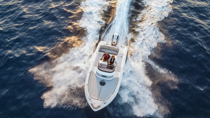 Vue aérienne d'un bateau avec moteur Honda Marine.