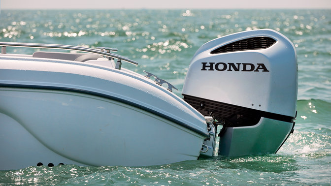 Vue latérale d'un bateau avec moteur Honda Marine.