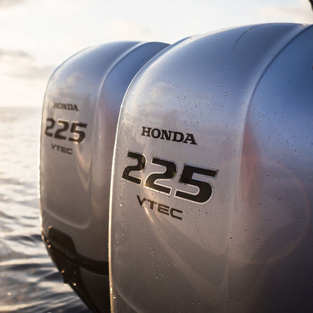 Gros plan sur deux moteurs Honda Marine BF225.