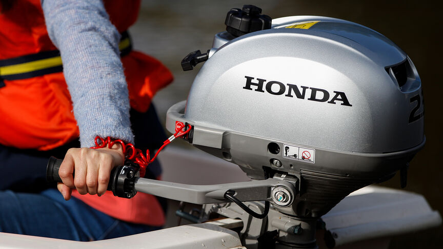 Gros plan du moteur Honda BF2.3 avec accélérateur.