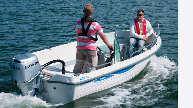 Bateau équipé d'un moteur Honda, sur un lac.