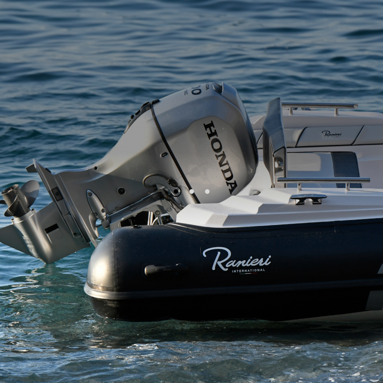 Gros plan du moteur Honda BF80-100 à l'arrière du bateau dans un endroit en mer.