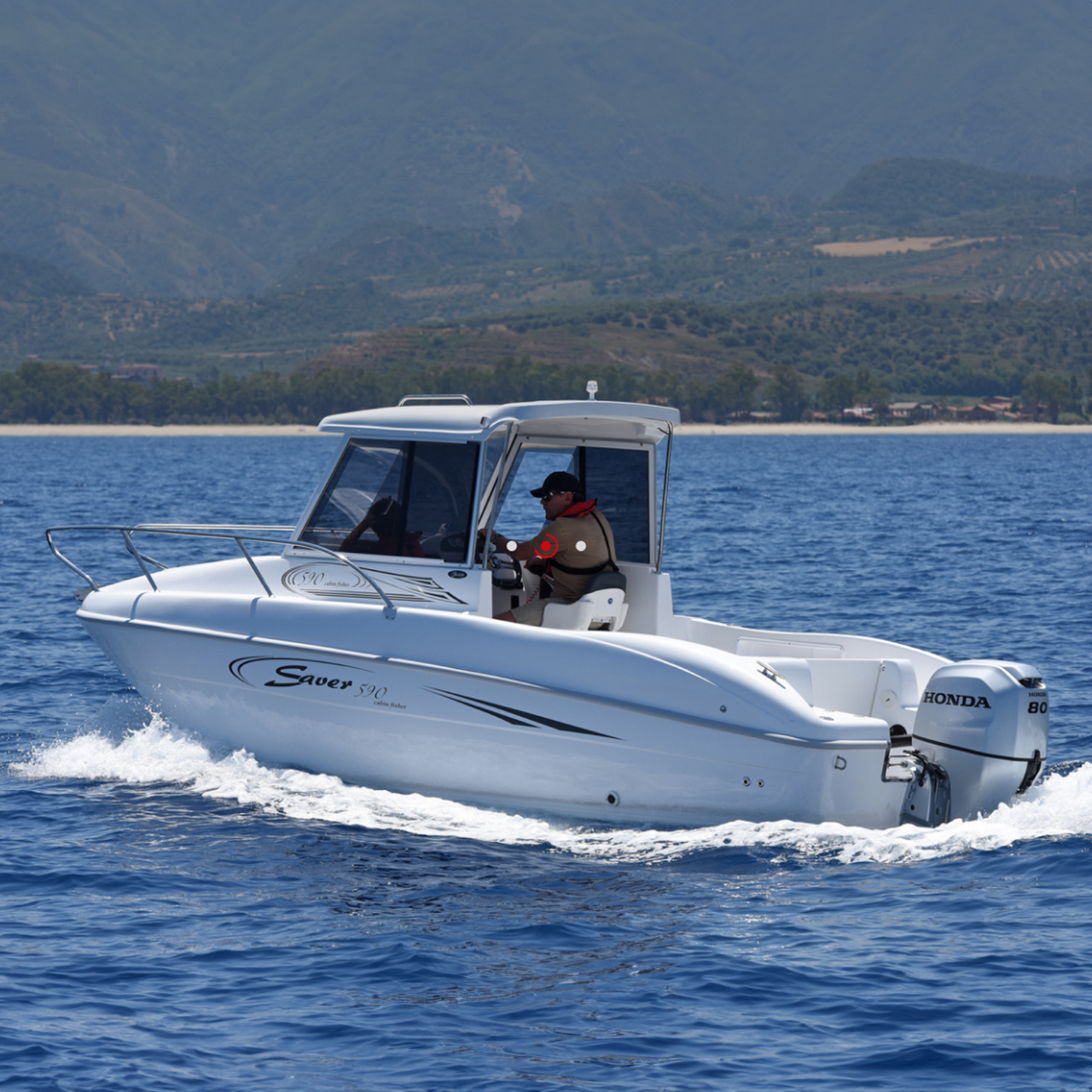 Modèle conduisant un bateau avec le moteur BF80-100 dans un endroit en mer.
