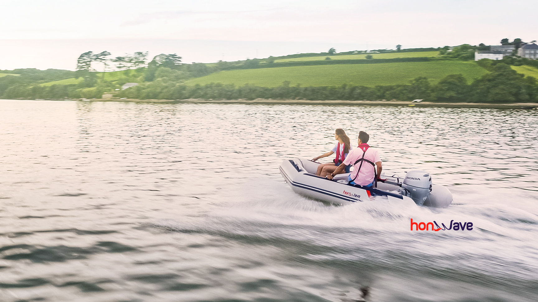 Couple sur un bateau en eau libre