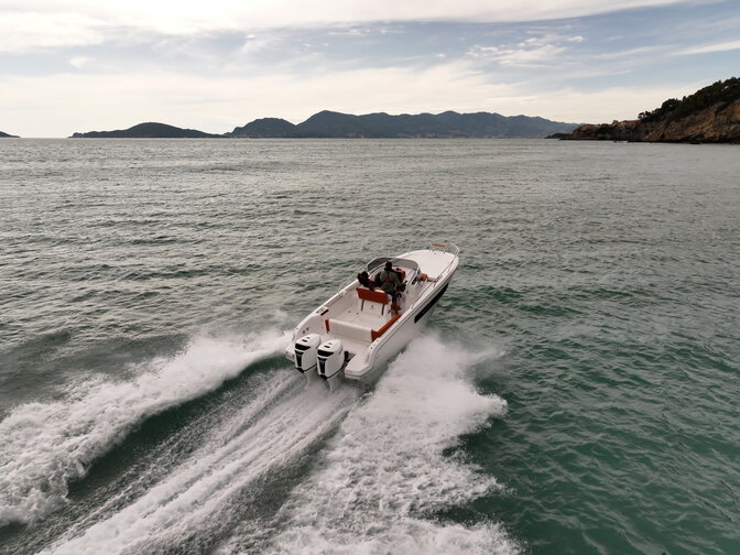Vue aérienne d’un bateau naviguant dans la mer.