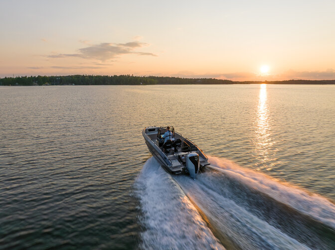 Vue aérienne d’un bateau naviguant dans la mer.