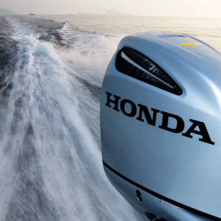 Gros plan d'un moteur Honda, sur le littoral.