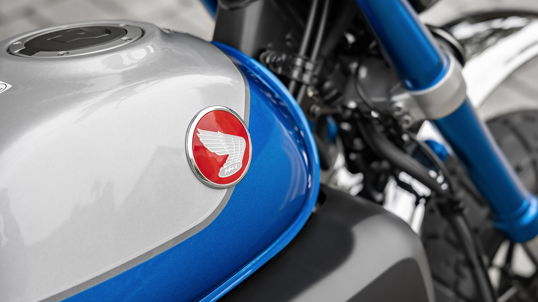 Gros plan sur le réservoir de la Honda Monkey