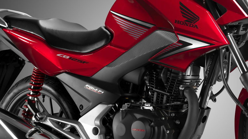 Gros plan de la selle et du réservoir de carburant de la CB125F