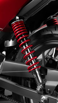 Gros plan de la fourche t&eacute;lescopique de la CB125F