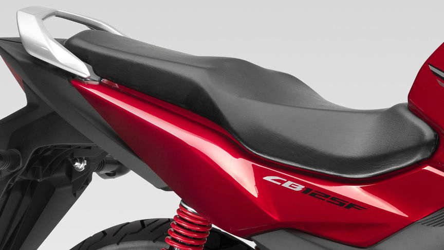 Gros plan de l'arrière de la CB125F
