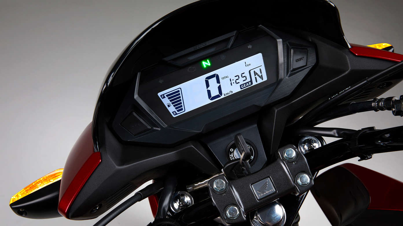 Moto 125 Honda CB125F rouge, prise en studio, zoom sur le tableau de bord numérique intelligent