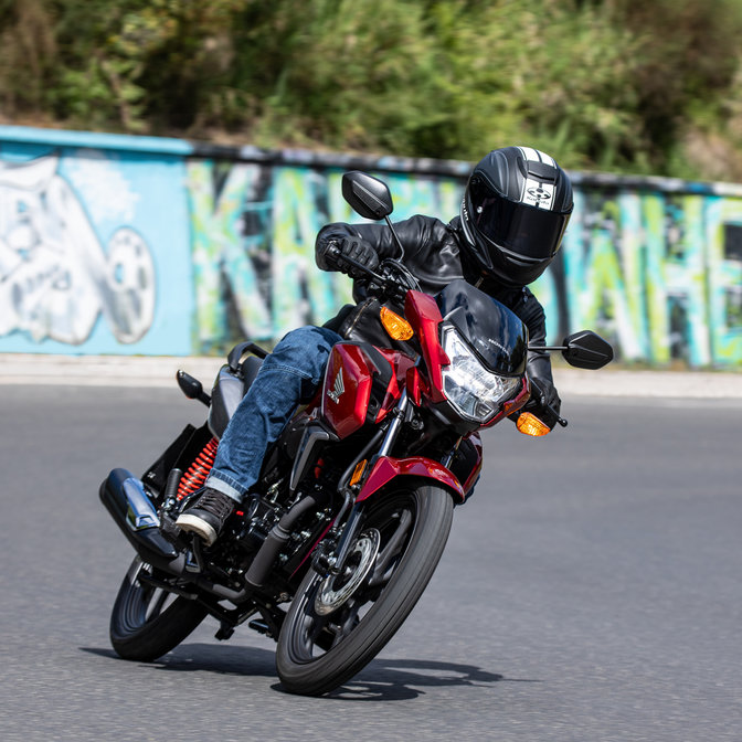 CB125F en mouvement sur route