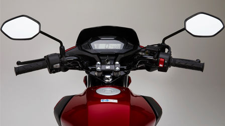Moto 125 Honda CB125F rouge, prise en studio, zoom sur l’écran LCD