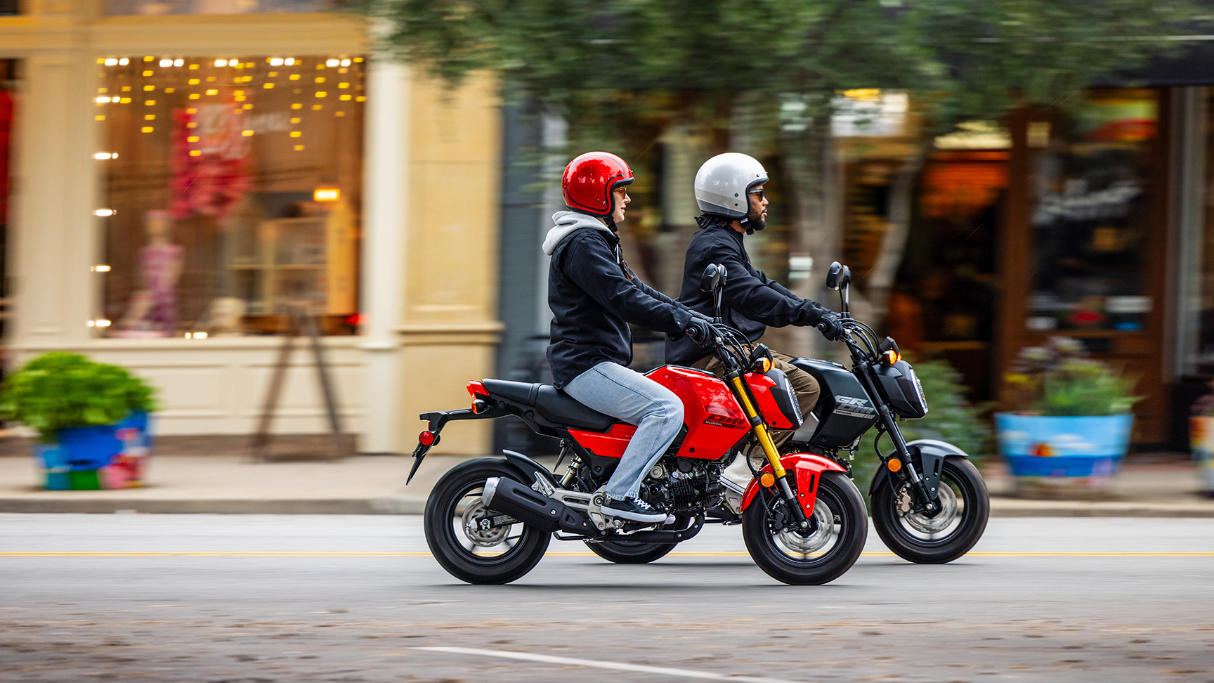 MSX125 Grom noir et rouge roulant en ville
