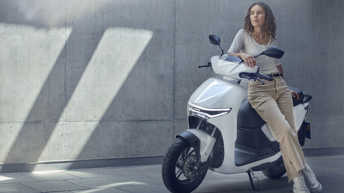 Honda Forza 350 à l'arrêt sur place