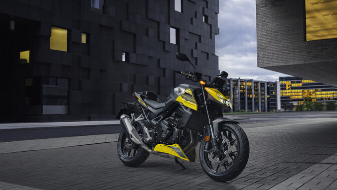 Honda C1000R avec pilotes sur route