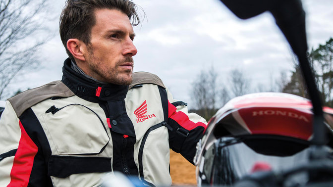 Vue rapproch&eacute;e d&rsquo;un homme portant le blouson Honda Spidi Adventure Ice