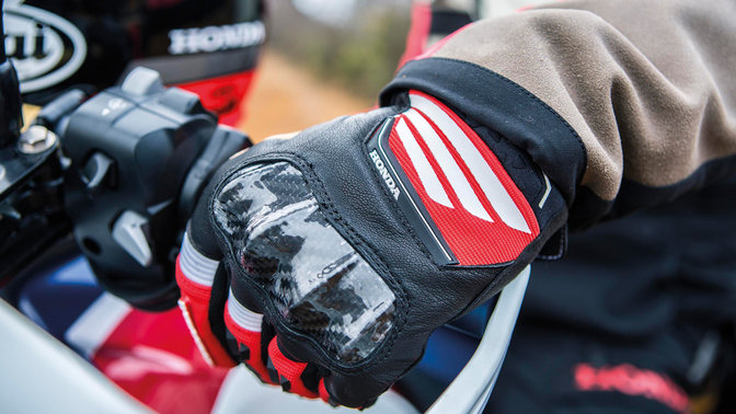 Vue rapproch&eacute;e d'un gant serrant le guidon