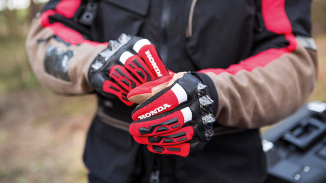 Vue rapproch&eacute;e des gants sur les mains d&rsquo;un homme