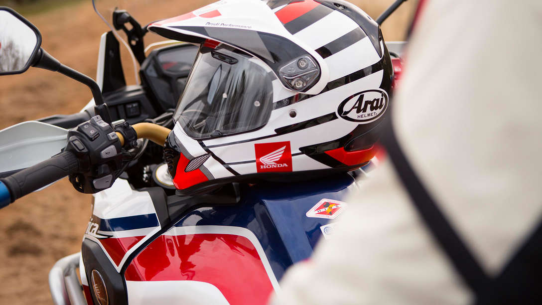 Vue rapproch&eacute;e du casque Adventure