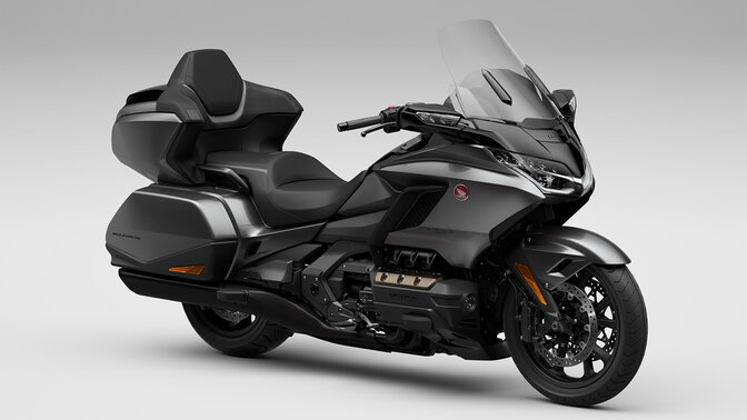 Vue de trois quarts avant droit du Honda Gold Wing Touring en studio