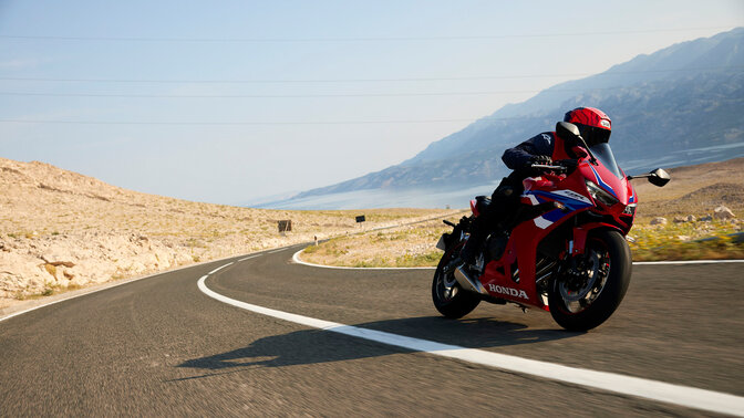 Vue de trois quarts avant de la CBR650R en mouvement avec motard