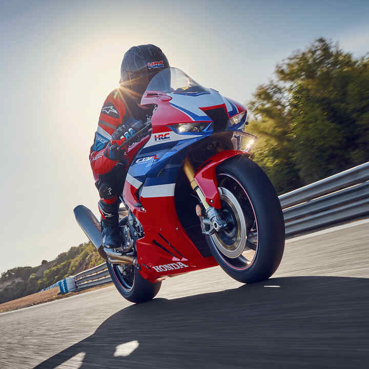 Cliché de la CB1000RR-R Fireblade vue de face avec motard sur piste